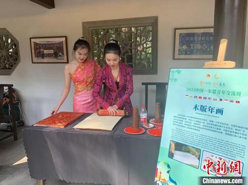 中国和东盟青年体验非遗项目。　岳依桐　摄