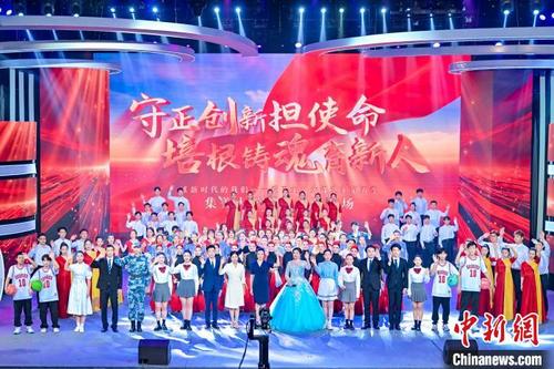 图为集美大学诚毅学院师生共同演绎的爱国主义大课堂。 集美大学诚毅学院供图