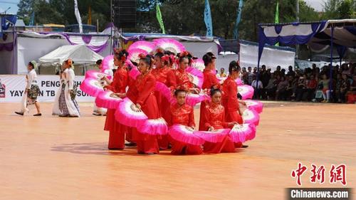 学生们在进行中国才艺展示。牛海涛摄