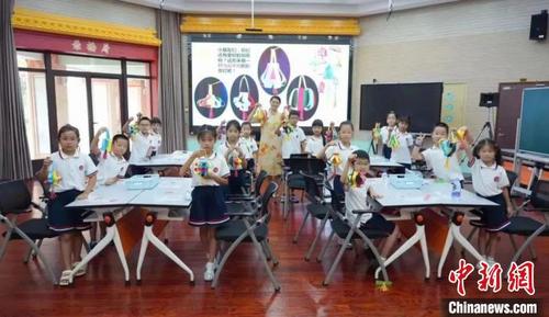 上海金山营网络直播课《如何制作彩条灯》。上海市侨联供图