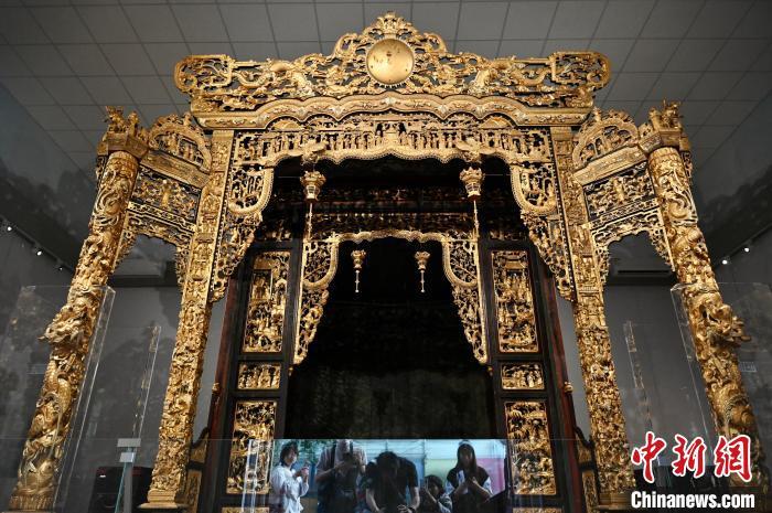 图为重点展品、岭南地区现存最大的木雕神楼“番禺神楼”。新时社网记者 李志华 摄