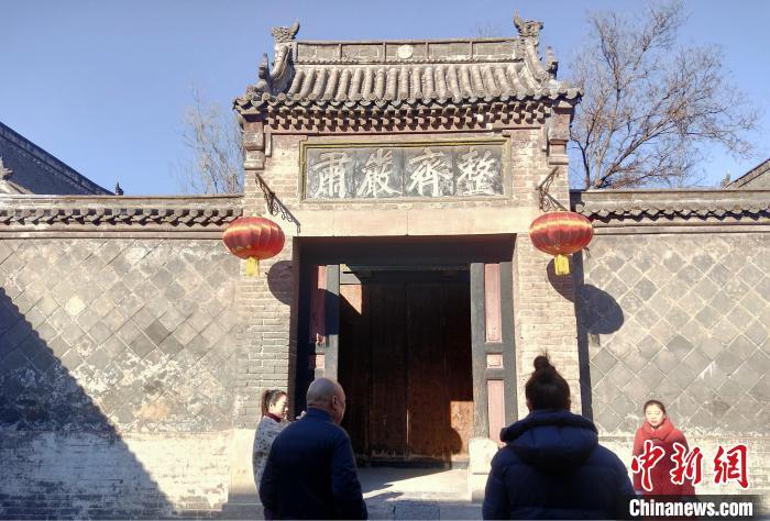 图为清末户部尚书阎敬铭书“整齐严肃”屏门头,是马氏庄园整个建筑风格和家族家风的主旨体现。冯长海 摄