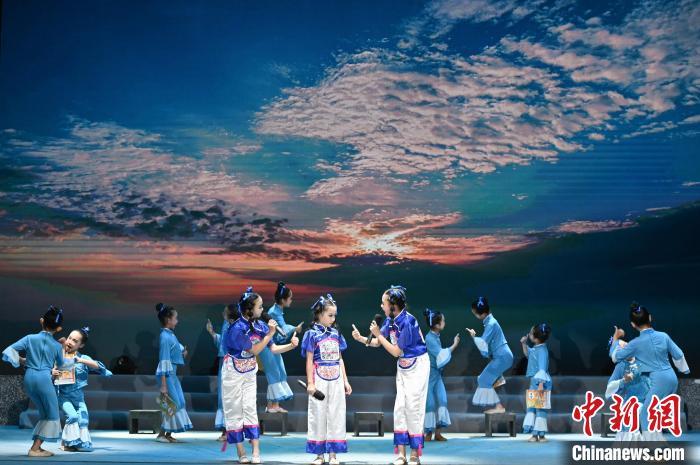 1月25日晚,2024粤港澳少儿曲艺迎新晚会上的客家童谣《上学堂》。记者 陈楚红 摄