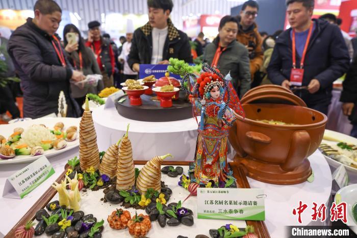 观众欣赏展出的精美菜肴。新时社网记者 泱波 摄