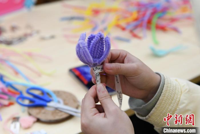 图为大学生制作花束送老师。中新网记者 周毅 摄