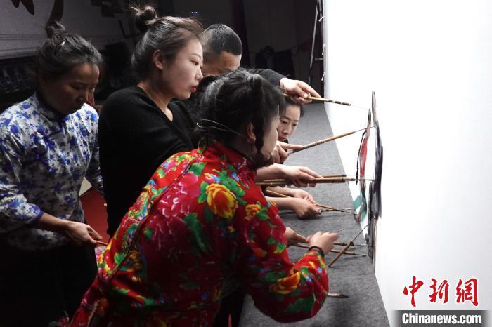 图为工作人员表演皮影戏。张远 摄
