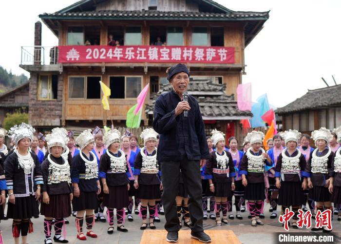 3月24日,在广西桂林市龙胜各族自治县乐江镇宝赠村,当地侗族“寨老”正在进行“讲款”。韦吉阳 摄