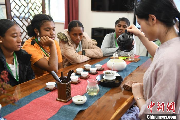 图为来自巴新的营员们正在上茶艺课。中新网记者 周毅 摄