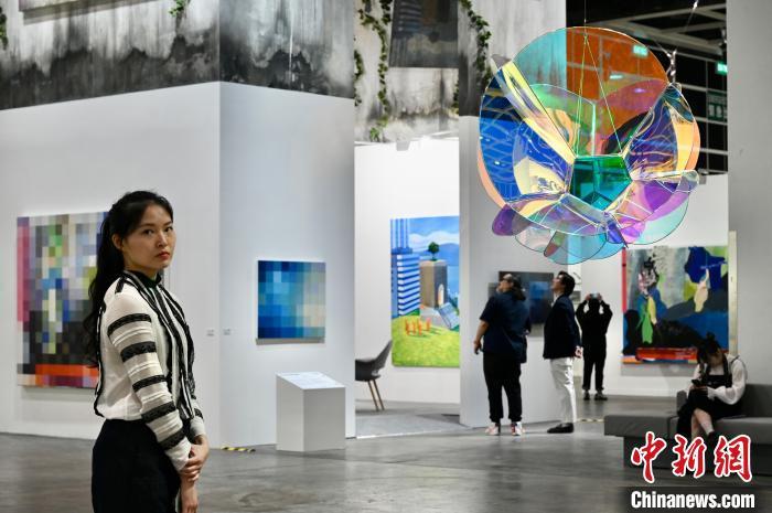 图为巴塞尔艺术展香港展会。中新网记者 李志华 摄