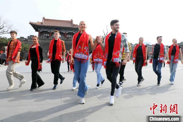 3月27日，山东泰安，爱尔兰国家舞蹈团的演员们在泰山脚下的岱庙文化广场，为游客表演踢踏舞。陈阳 摄
