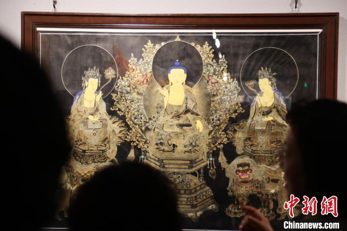 图为民众参观展览。张添福 摄