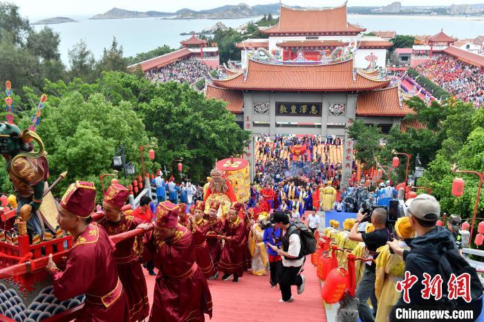 图为妈祖敬仰者恭送妈祖金身回銮。中新网记者吕明摄