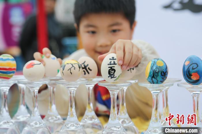 图为小朋友体验“立夏”传统民俗。杨孝永 摄
