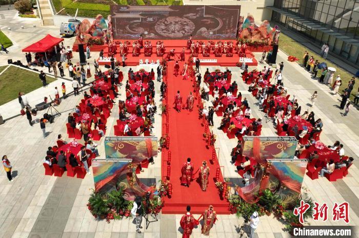 5月9日，新人们依次步入集体婚礼现场。（无人机照片）王海滨 摄