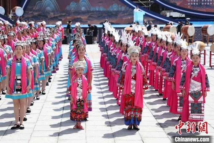 5月15日，2024第十三届中国乌江苗族踩花山节在重庆市彭水苗族土家族自治县举行。梁钦卿摄