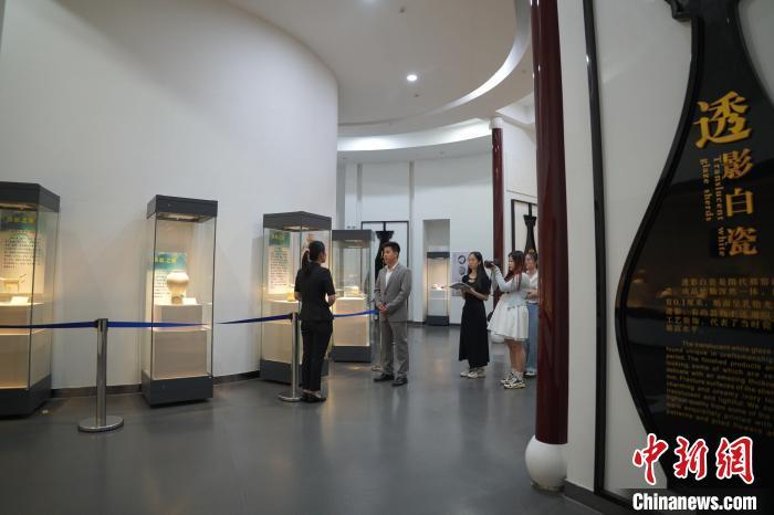 5月15日，邢台学院外国语学院的师生在邢窑博物馆开展研学活动。刘继东 摄