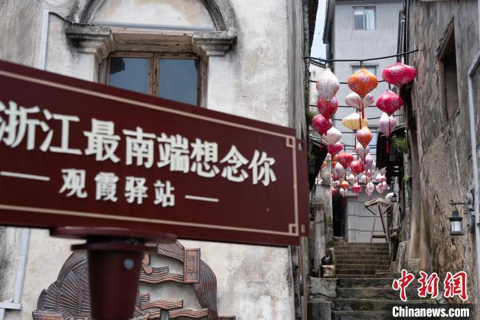 悬挂着“鱼灯”的霞关老街。吴君毅 摄