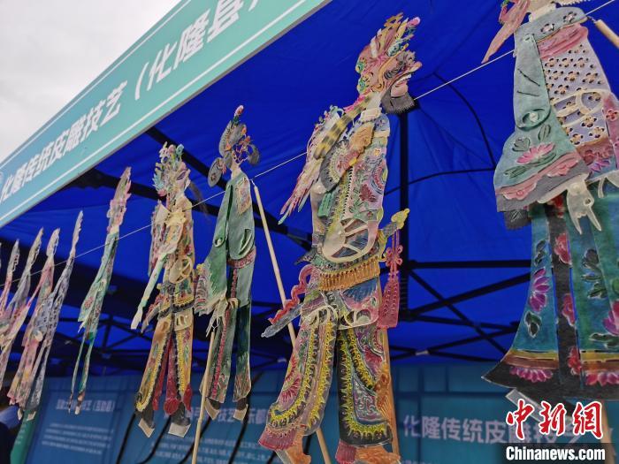 图为皮雕作品展示。张添福 摄