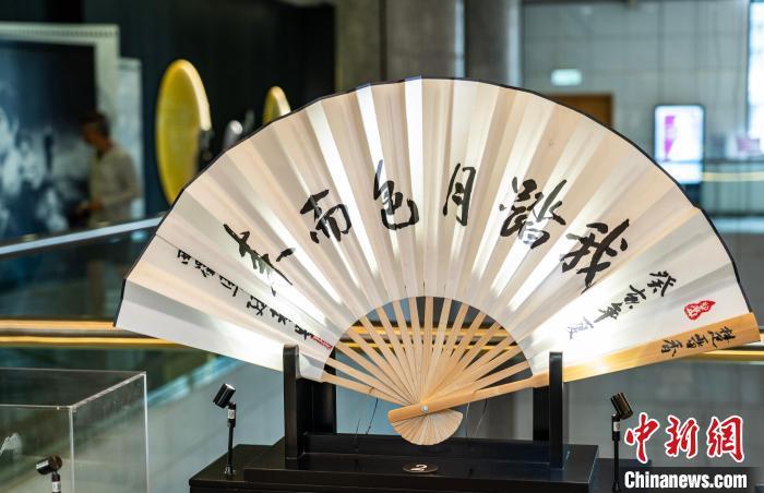 6月3日，正在香港文化博物馆内展出的《文又得武又得》经典武侠剧服饰道具展览上，武侠形象“楚留香”使用的扇子道具在此展示。此次展览是“香港流行文化节2024”活动之一，展出约30件香港经典电视武侠剧的头饰、服饰和道具，让观众重新体验经典，感受武侠情怀，宣扬中华文化。侯宇 摄