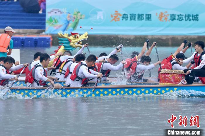 6月11日，四川省达州市渠县“龙腾渠江”川渝龙舟精英邀请赛雨中举行。28支参赛队伍在渠江渠县城区段的渠江二桥与渠江三桥之间水域，采取500米直道竞速的形式进行。 张浪 摄