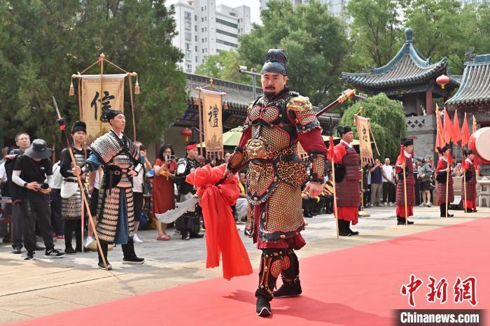 6月18日,山西省太原市,演员扮演关公在大关帝庙进行武礼表演。当日是中国农历五月十三,民间俗称“关公磨刀日”。距今600余年的太原大关帝庙举办“关公磨刀日”祈福活动,弘扬关公忠义精神。中新社记者 韦亮 摄