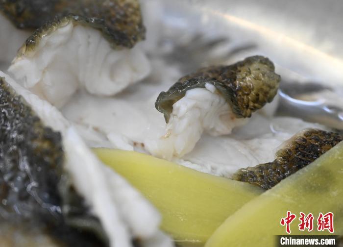 6月19日,浙江杭州,蒸熟的鱼肉十分鲜嫩。西湖醋鱼是浙江杭州经典名菜,也是杭帮菜代表之一,其酸甜清香、肉质鲜嫩,尽显江南风味。该菜品起源于南宋临安(今杭州),距今已有数百年历史。据悉,糖在古代本是较为稀缺的调味品,而随着南宋经济中心南移,临安一带便用糖制作西湖醋鱼,也见证了杭州古时经济繁荣。中新社记者 王刚 摄