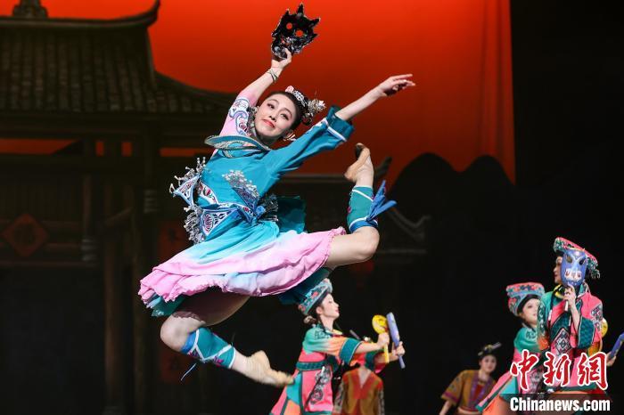 6月28日晚，由贵州省歌舞剧院升级排演的大型民族舞剧《天蝉地傩》在贵州省贵阳市精彩上演。该剧首演于2009年，以贵州傩文化、侗族音乐文化等为创作素材，演绎了一个爱情故事。此次升级版对音乐、舞美、服装、道具等进行了全新设计，艺术呈现更年轻化、时尚化。中新社记者 瞿宏伦 摄