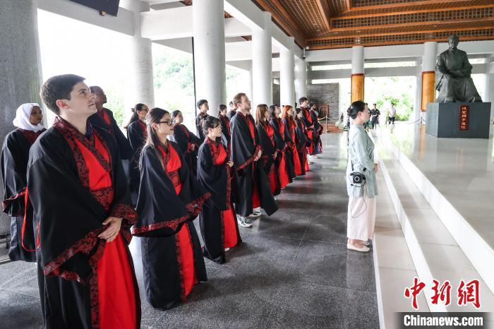 7月7日,研习营营员在贵阳孔学堂大成殿进行识礼学礼。当日,“知行合一·心学寻源”贵州行——国际儒学联合会2024汉学青年学者研习营,在位于贵州省贵阳市花溪区的贵阳孔学堂开营,来自15个国家22名汉学青年学者将在贵州开展为期8天的研学活动。中新社记者 瞿宏伦 摄