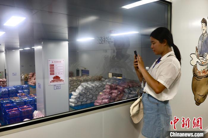 7月16日,20多名参加第一届桂台青年夏令营的台青来到广西柳州市。台青们来到柳州市螺蛳粉生产集聚区,了解柳州螺蛳粉的产业发展及制作工艺等,并品尝一碗地道的柳州螺蛳粉。夏令营期间,台青们还一起走进昆仑关,感受那段艰苦卓绝的抗战历史。图为台青参观柳州螺蛳粉生产线。中新社记者 林馨 摄