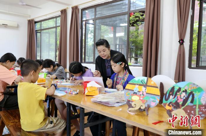 7月23日,在广西三江侗族自治县侗天宫景区,40名青少年学习三江农民画绘制技艺,体验非遗魅力,欢度多彩暑假。龚普康 摄