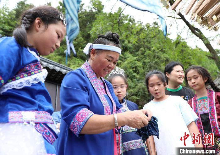 近日,“美丽中国·大美广西”青少年传统文化体验活动走进广西三江侗族自治县,来自北京、上海、江苏、安徽等地的150余名学生及家长在侗寨里开展亲子研学活动,沉浸式体验侗族刺绣、扎染、侗族木构建筑营造技艺、三江农民画等非遗技艺,感受中华优秀传统文化魅力。图为活动现场。龚普康 摄