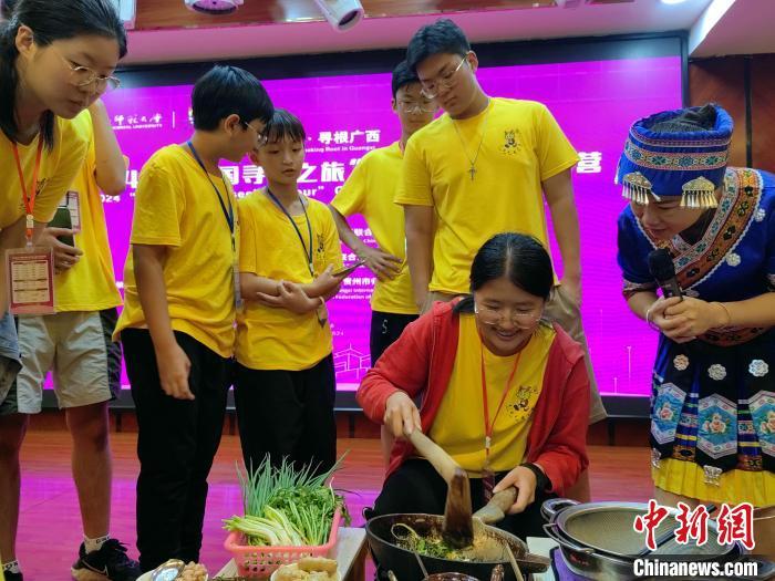 8月6日,2024年“中国寻根之旅”夏令营广西桂林营开营,来自美国、法国、英国、德国、西班牙、泰国的69名海外华裔青少年和8名领队老师,将前往桂林、贺州、南宁体验壮乡山歌、民族舞蹈、中国武术、中国书画等中华文化特色的课程,参访桂林明代藩王府邸遗址靖江王府、喀斯特溶洞地貌、贺州文庙、黄姚古镇等人文和自然景观。图为海外华裔青少年体验打油茶。涂丽莎 摄