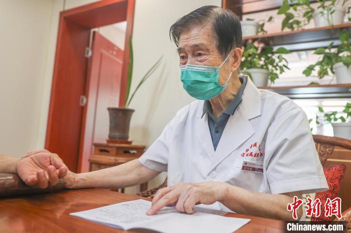 2024年8月19日,是第七个“中国医师节”。在位于江西南昌的江西省中医院,今年已经84岁高龄的医生皮持衡,仍坚持出门诊给患者看病。皮持衡是中国中医科学院学部委员,首届全国名中医和第四届国医大师,尤其擅长肾脏疾病的临床辨治。皮持衡出身于中医世家,从医近60年,在他看来,救死扶伤是医生的天职,尽管自己年事已高,也坚持出门诊,希望能尽己所学为病人服务,为人类健康尽微薄贡献,同时他也希望能多培养学生,让中医代代相传。图为8月16日,皮持衡在给患者把脉。中新社记者 刘力鑫 摄