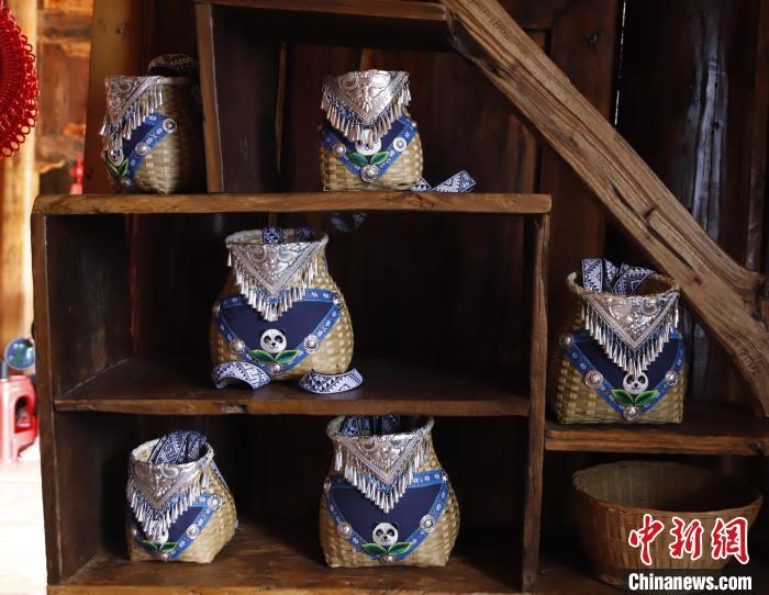 9月3日，记者走进重庆市酉阳土家族苗族自治县花田乡何家岩村非遗工坊，探访重庆市级非物质文化遗产代表性项目酉州苗绣。酉州苗绣主要以透明纱和各种颜色的丝线、绒线绣制而成。酉州苗绣题材广泛、品种繁多，既有收藏价值极高的艺术珍品，又有实用大方的各类日用品，如时装、挂屏、手帕、被面等；既有壮丽豪放的巨型绣品，又有玲珑精巧的小件。2019年6月，酉州苗绣被列为重庆市第六批市级非物质文化遗产代表性项目。图为酉州苗绣作品。马佳欣 摄