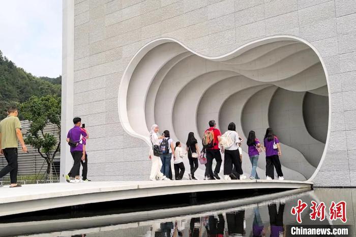 9月19日,马来西亚华裔艺术家与青少年步入中国宣纸小镇。当日,马来西亚华裔艺术家与青少年宣纸采风活动在安徽省泾县中国宣纸股份公司启幕。来自马来西亚的近20位华裔艺术家与青少年参观了中国宣纸小镇、宣纸博物馆,了解宣纸的前世今生,体验宣纸制作技艺等,并开展“马来华人艺术家写宣纸”试纸交流活动。中新社记者 张强 摄