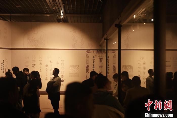 10月27日,在甘肃省兰州市甘肃省博物馆,游人参观“唐风妙彩 —— 长沙窑瓷器精品展”。10月底,甘肃省博物馆携手长沙博物馆联合推出的“唐风妙彩 —— 长沙窑瓷器精品展”在甘肃省博物馆开展。长沙窑瓷器以其丰富多样的装饰手法而闻名,它将绘画、书法等艺术形式用于瓷器装饰,开创了中国古代瓷器装饰的新风尚。中新社记者 李亚龙 摄