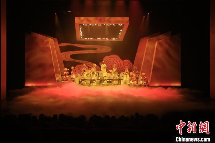 10月30日,耗时近两年打造的首部敦煌乐舞诗画剧《乐动敦煌·盛世妙音》在甘肃省兰州市黄河剧院首演。该剧以《敦煌古乐谱》为主要内容,以琵琶、莲花阮、筚篥、排箫等壁画复原古乐器为核心乐器,以中国音乐为基底融入国际音乐符号,再通过乐师现场真实演奏,加入舞蹈、诗歌和绘画,集中展示了中原、西域、敦煌的盛世妙音。图为演员进行表演。中新社记者 李亚龙 摄