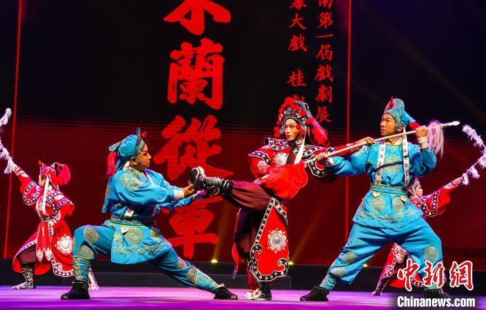 10月30日晚，桂林艺术节“山水有戏——中国剧协梅花奖艺术团广西专场在桂林大剧院精彩上演，来自广东、湖南、江西、云南四省和广西本土的12位中国戏剧梅花奖获得者同台亮相，并先后为观众演艺梅花奖的经典剧目。图为桂剧《木兰从军》选段演出场景。杨宗盛 摄