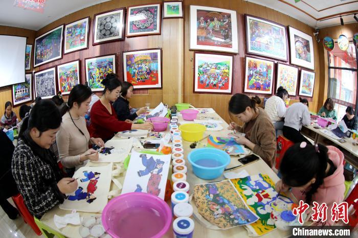 11月2日，广西三江侗族自治县举办2024年三江农民画手工工艺培训班，50余名学员集中学习三江农民画帆布包创新手工文创作品绘制技艺。近年来，三江县大力发展“非遗+旅游”“研学+旅游”等新业态，聚力培育壮大三江农民画创作人才队伍，以“公司+基地+画家+订单”模式，进一步优化创作环境，拓宽市场渠道，健全联农带农机制，全力推动三江农民画产业高质量发展。图为学员培训现场。龚普康 摄