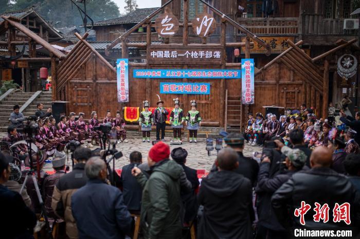12月8日,贵州省从江县第十七届侗族大歌节苗歌对唱比赛在从江县丙妹镇岜沙村落下帷幕。本次比赛共有来自从江县、黎平县及广西三江侗族自治县的66名苗族歌手参加。比赛分为古歌对唱和情歌对唱两个部分。图为苗族歌手在岜沙村参加苗歌对唱比赛。吴德军 摄