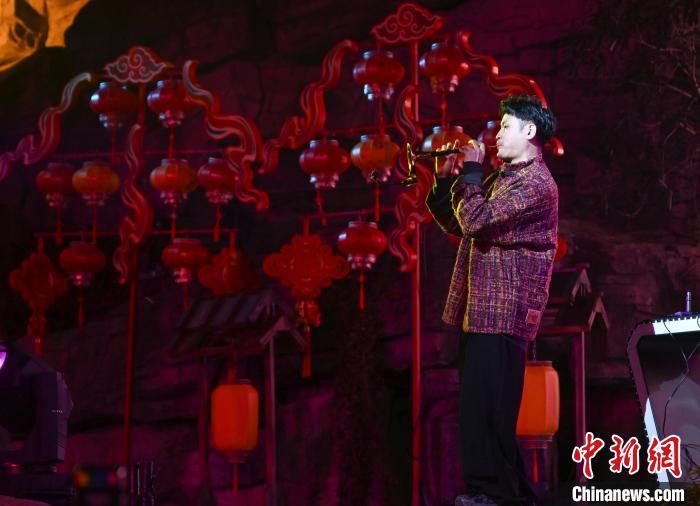 1月1日，欢快的唢呐表演带动气氛。当日，浙江杭州宋城景区内，鱼灯巡游、舞龙等非遗展演在“狂欢中国年”活动中陆续上演，民众在“非遗狂欢”中庆祝新年的到来。中新社记者 王刚 摄