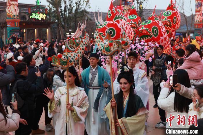 1月1日，湖北省宜都市三峡千古情景区“狂欢中国年”活动拉开帷幕。活动中，古彩戏法、皮影戏、漆扇、舞狮等节目轮番上演，还有汉服游园会等丰富多彩的国潮国风展示，让市民和游客尽情感受中华优秀传统文化的独特魅力。图为景区内的汉服游园会吸引众多游客。董晓斌 摄