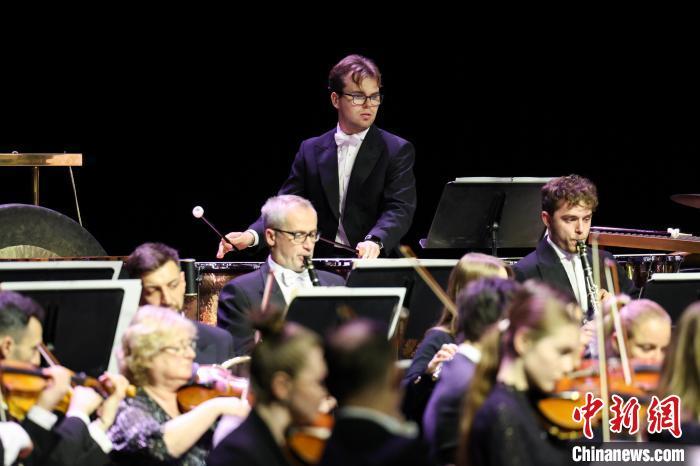 1月2日晚，由波兰爱乐乐团演出的《2025新年音乐会》在位于江西省南昌市的红谷滩大剧场举行。该场音乐会由波兰著名大提琴家、指挥家亚当·克洛切克执棒。在90分钟的音乐会中，演奏了《红旗颂》《匈牙利舞曲》《金蛇狂舞》等经典曲目，为观众带来了一场新年音乐盛宴。图为乐团正在演奏中。中新社记者 刘思伟 摄