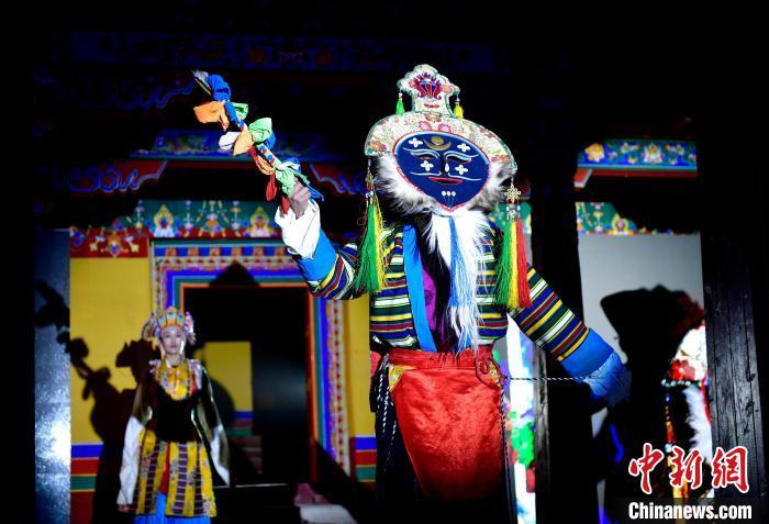 1月2日晚，一场视听结合、感官沉浸的拉萨传统演艺服饰秀在西藏自治区拉萨市喜德林古建大院上演。囊玛堆谐、觉木隆藏戏等非遗的演绎，让观众领略到拉萨深厚的文化底蕴。图为拉萨传统演艺服饰秀演出现场。中新社记者 李林 摄