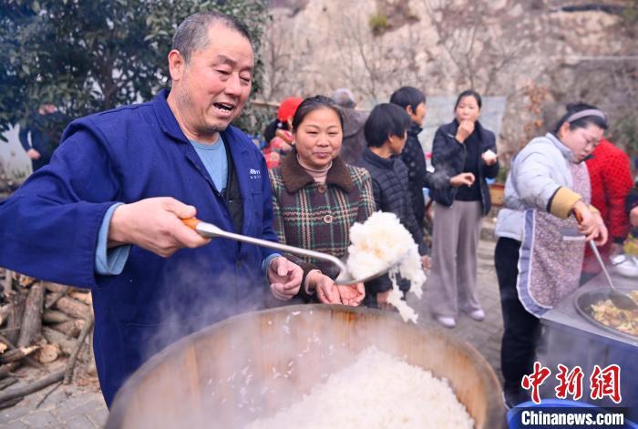春节临近，在地处大别山腹地的河南新县裴河新村，村民们沿袭传统，齐聚一堂打糍粑、写春联，年味四溢，喜庆热闹。图为村民在蒸糯米。 焦汉平 摄　