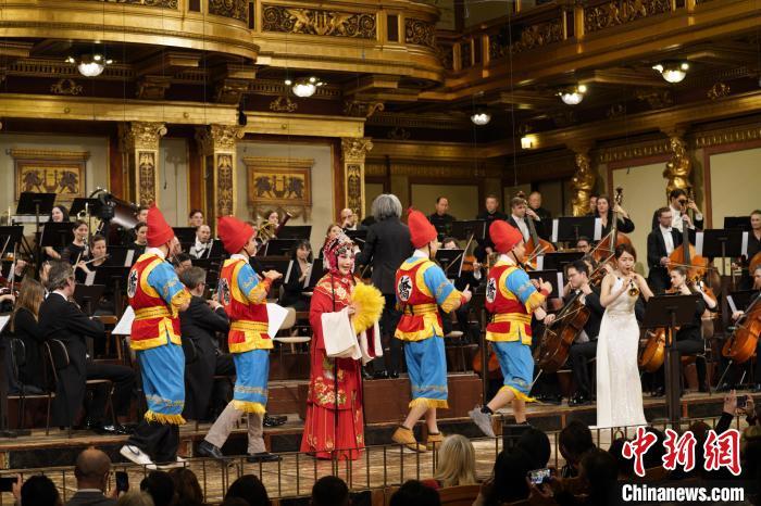 维也纳当地时间1月8日，河南传统戏曲亮相奥地利维也纳金色大厅，演员们演绎了《花木兰》《程婴救孤》《村官李天成》《抬花轿》《朝阳沟&middot;亲家母对唱》等传统戏曲，向世界诉说着古老东方的故事。 