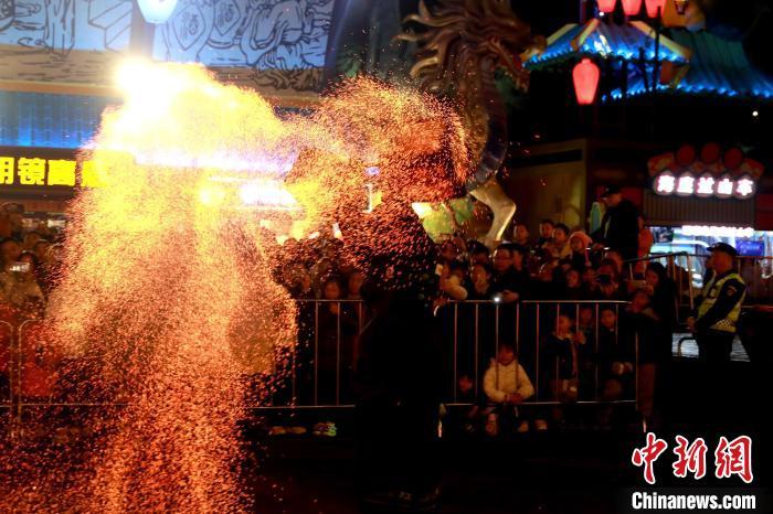 日前，四川省泸州市纳溪区举办多场非遗民俗表演，吸引众多市民和游客驻足欣赏。廖盛春 摄