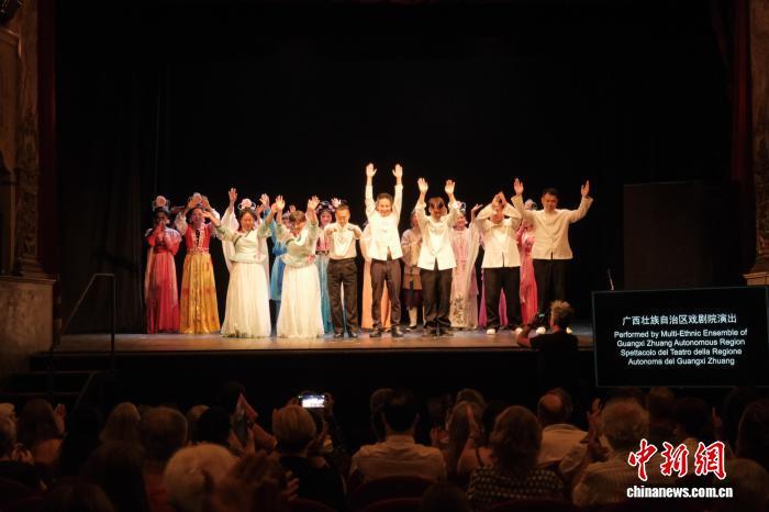 近日,广西壮族自治区戏剧院携经典桂剧《人面桃花》亮相意大利卡萨尔马焦雷剧院。作为2025“中国戏演出季”暨中国戏国际展演系列活动的核心项目,桂剧《人面桃花》讲述古代书生崔护与少女杜宜春因诗结缘、历经波折的爱情故事,已接连在维也纳和意大利展开巡演。此外,该院桂剧团还通过快闪走秀等活动展现桂剧唱腔和壮乡民族服饰,以中国戏曲文化“圈粉”海外观众。图为演员谢幕。广西戏剧院供图