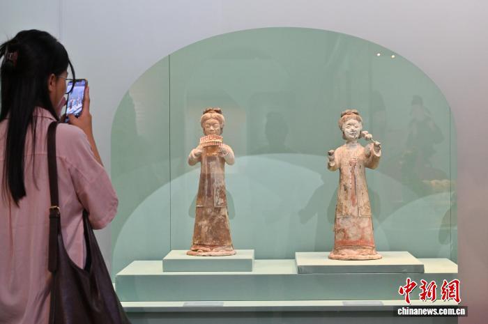 9月27日，“我们的乐队——十世纪乐舞文化展”在位于广东省广州市的南汉二陵博物馆开幕。本次展览以五代十国时期的乐舞文化为主题，以“乐队”为叙事主线，汇集近200件（组）文物及展品。图为展览吸引参观者拍照。中新社记者 陈楚红 摄　