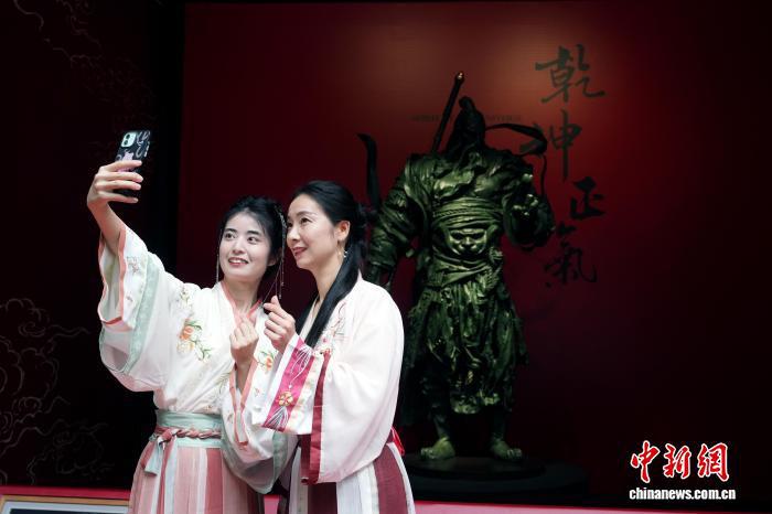 9月30日,“乾坤正气——关羽造像古今源流精粹展”在成都武侯祠博物馆开展。此次展览以关羽形象的历史演变为线索,通过艺术与文献相结合的方式,呈现了一场跨越千年的忠义文化对话,进一步彰显了武侯祠作为三国文化传承核心平台的重要作用,也凸显出三国文化作为成都重要文化名片的深厚影响力。图为身着古装的游客在展览现场拍照留念。中新社记者 安源 摄